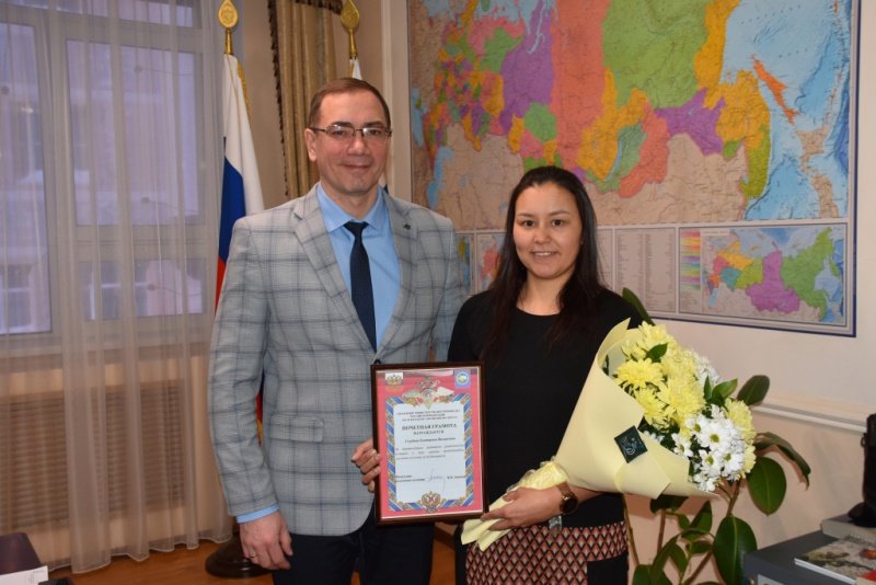 Главный полицейский округа Иван Аникин вручил почетную грамоту неравнодушной жительнице Анадыре