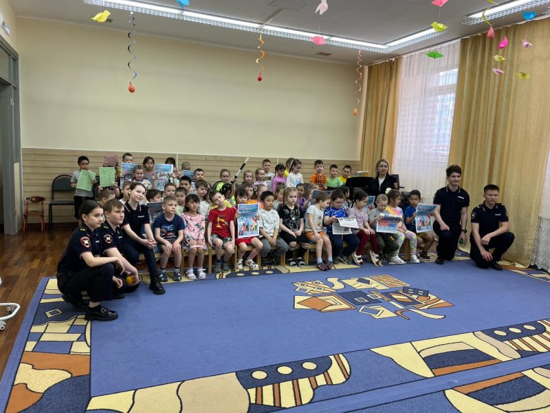 В Анадыре Госавтоинспекторы вместе с кадетами ГИБДД посетили дошкольное образовательное учреждение «Сказка»